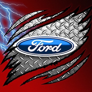 以下が含まれることがあります： 銀色のダイヤモンドプレートの背景に、白文字で「Ford」と書かれた青と白のフォードロゴ。背景は破れ、その裏の赤い背景が見える。画像の左上には青い稲妻が見える。