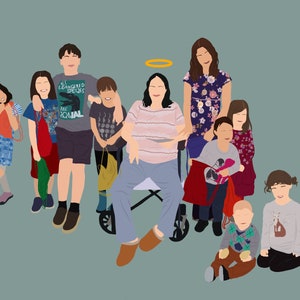Pu&ograve; includere: Un gruppo di nove persone, tra cui bambini, sono in piedi e seduti insieme. La donna al centro indossa una camicia a righe e ha un'aureola sopra la testa. I bambini indossano una variet&agrave; di vestiti colorati. Il gruppo &egrave; in piedi davanti a uno sfondo blu chiaro.