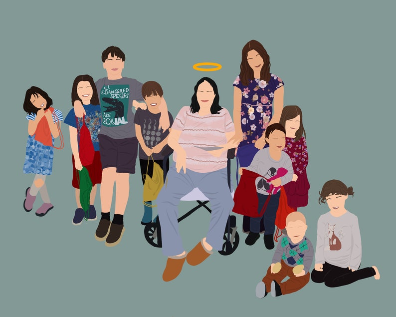 Pu&ograve; includere: Un gruppo di nove persone, tra cui bambini, sono in piedi e seduti insieme. La donna al centro indossa una camicia a righe e ha un'aureola sopra la testa. I bambini indossano una variet&agrave; di vestiti colorati. Il gruppo &egrave; in piedi davanti a uno sfondo blu chiaro.
