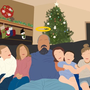 Pu&ograve; includere: Una famiglia di sei persone &egrave; seduta su un divano di fronte a un albero di Natale decorato. Il padre indossa una camicia blu e ha un'aureola sopra la testa. I bambini indossano colori diversi e sorridono.