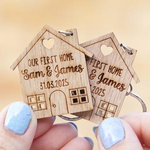 Porte-clés personnalisés « Notre première maison » / Porte-clés gravés assortis à une nouvelle maison, cadeau de pendaison de crémaillère pour la maison, cadeau de nouveau propriétaire 2025