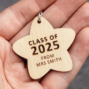 Class of 2025 Year 6 Leavers Keyring – Personalised Wooden Star Gift from Teacher to Pupil – End of Term & Year Whole Class Present