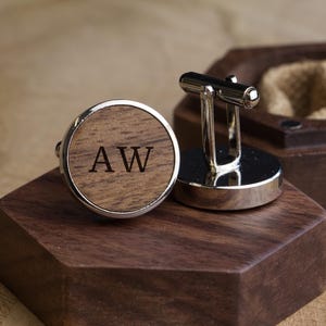 Gemelos de madera personalizados para hombre, gemelos con iniciales y nombre, gemelos circulares de madera para él, regalo para el padre del novio/la novia.