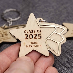 Class of 2025 School Leavers Shooting Star Keyring – Year 6 Gift from Teacher – End of Term Present for Pupils, Keyring For Pupils Leaving