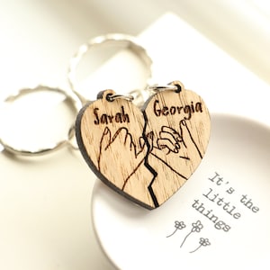 Gepersonaliseerde Pinky Promise-sleutelhangers voor beste vriend, schattige vriendschapssleutelhanger, hartstukken, houten besties-sleutelhanger, betekenisvol bestiecadeau