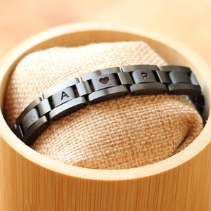 Pulsera personalizada de acero inoxidable color plomo y madera, brazalete para caballero, pulsera de cadena para hombre, regalo único para el novio en el día de su boda.