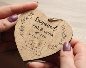 Personalisiertes Verlobungsgeschenk für Paare – Holzherz mit Kalender mit Namen – frisch verlobtes Hängeornament, Andenken an den Verlobungstag
