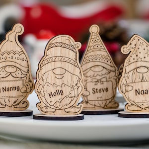 Nombres de sitio navideños personalizados con forma de gonk. Decoraciones de mesa navideñas personalizadas. Adornos de madera para la mesa de Navidad. Recuerdos navideños para el día de Navidad.