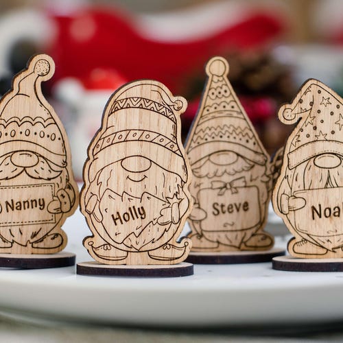 Nombres de sitio navideños personalizados con forma de gonk. Decoraciones de mesa navideñas personalizadas. Adornos de madera para la mesa de Navidad. Recuerdos navideños para el día de Navidad.