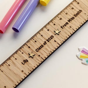 Regla de la Clase 2025: Regla de madera personalizada / Regalo de fin de curso para el profesor / Regalo para los que terminan el 6.º curso / Regalo de graduación de guardería
