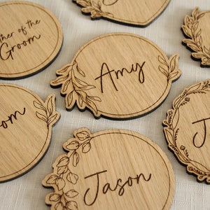 Gravierte Hochzeit Untersetzer für Gäste, florale Hochzeitsgeschenke, Hochzeitstischdekoration, Holztischnamen, rustikaler & natürlicher Hochzeitstag