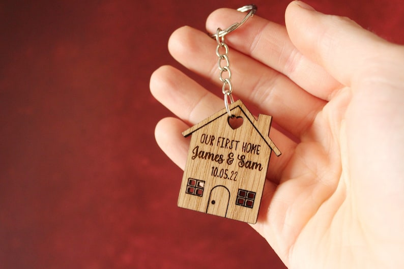 2x Personalised Our First Home Keychains / Engraved New Home Matching Keyrings, Housewarming Gift For The Home, New Homeowner Present 2023 imagen 1