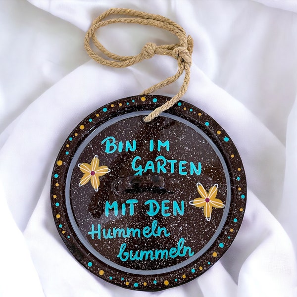 Bin im Garten mit den Hummeln bummeln - bemalter Topfdeckel - Emaille - Deko - Geschenkidee - Geschenk - Gartendeko - Gartenspruch