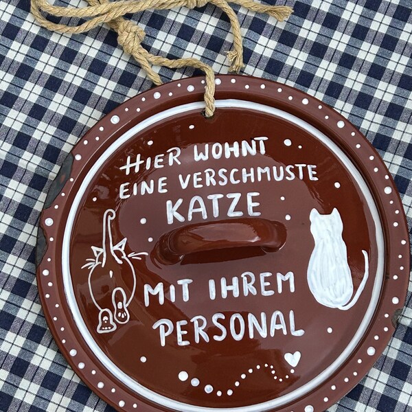 Alter bemalter Topfdeckel - Hier wohnt eine verschmuste Katze mit ihrem Personal - Geschenk Katze  alter Deckel - Topfdeckel beschriftet DIY