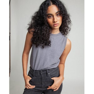 Orejas Damlinne i ekologisk bomull med hampamotiv - Flera färger, Ärmlös, överdimensionerad t-shirt i hampa, Minimalistisk t-shirt, Luftig sommart-shirt