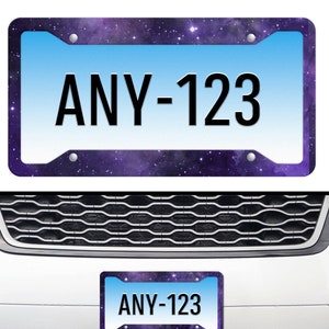Op de afbeelding: Een galaxy-thema kentekenplaathouder met een blauwe achtergrond en witte sterren. De tekst "ANY-123" is in zwart op de houder gedrukt.