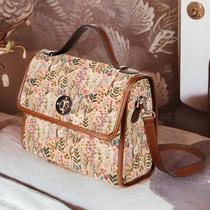 Wildblumen Wiese Umhängetasche, Cottagecore Crossbody Bag Floral, Beige Rosa Vegane Handtasche, Blume Vegan Ledertasche, Faux Stickerei