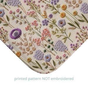 Könnte beinhalten: Ein weißer Stoffhintergrund mit einem gedruckten Muster aus lila, rosa und gelben Blumen. Der Text "gedrucktes Muster NICHT gestickt" ist unten im Bild gedruckt.
