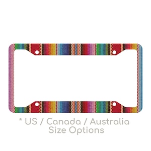 Op de afbeelding: Een kleurrijk kentekenframe met een geweven patroon in rood, oranje, geel, groen, blauw en paars. Het frame is gemaakt van metaal en heeft twee gaten voor montage. *US / Canada / Australië Maatopties
