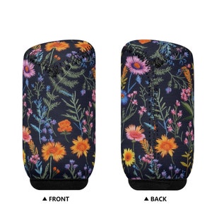 Peut inclure: Un refroidisseur de canette en néoprène noir avec un imprimé floral composé de fleurs orange, roses et bleues. Le refroidisseur a une fermeture éclair noire et une couture noire autour du haut.