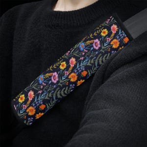 Copri cintura di sicurezza con fiori di campo di mezzanotte, copri cintura di sicurezza per auto con motivo floreale boho, grazioso copri cintura di sicurezza, decorazione floreale per auto, regalo per lei, ricamo finto