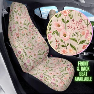 Pode incluir: Uma capa de assento de carro com fundo bege claro e um padrão repetitivo de flores cor-de-rosa, folhas verdes e caules finos. Um detalhe circular mostra uma vista aproximada da estampa floral. O texto diz: FRONT & BACK SEAT AVAILABLE.
