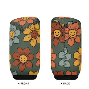 Może przedstawiać: Zielony ochraniacz na puszkę z wzorem pomarańczowych, żółtych i niebieskich kwiatów z uśmiechniętymi buźkami. Ochraniacz ma czarne dno i zamek błyskawiczny z boku.