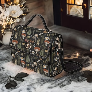 Cartable Cottagecore champignon, sac à main végétalien noir, sac à main en toile Witchy Academia, sac à bandoulière, cuir végétalien, cadeau sac à bandoulière