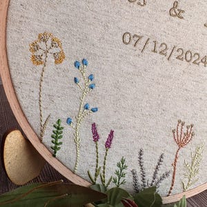 22 cm großer Eheringrahmen. Bestickt und personalisiert. Eheringhalter. Hochzeitsgeschenk.