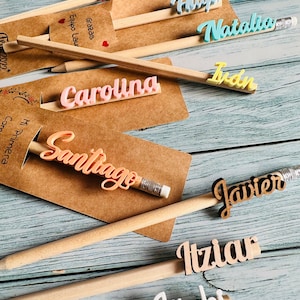 Crayons en bois personnalisés avec nom. Espaces réservés. Caractères. VPM Original. Produit artisanal fabriqué en Espagne