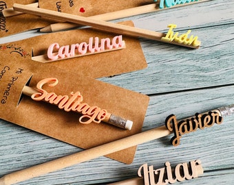 Lápices personalizados con nombre en madera. Marcasitios. Lettering. VPM Original. Producto artesanal fabricado en España