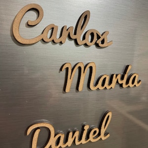 5 Nombres CON IMÁN personalizados en madera. Ideal para bodas, comuniones, bautizos, cumpleaños, celebraciones
