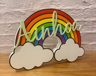 Arcobaleno con nome personalizzato. 25 cm di lunghezza e 2,3 cm di spessore. Vari colori. Da sostenere o appendere. VPM originale