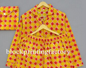 Handtryckt bomullspyjamaset: Indiska blommiga pyjamasplagg