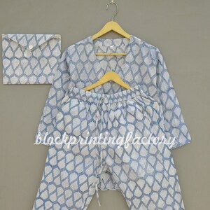 Bomullspyjamaset: Handtryckta blommiga pyjamasplagg bild 1