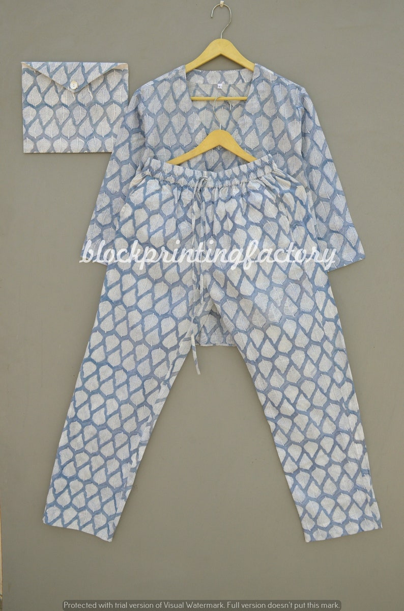 Bomullspyjamaset: Handtryckta blommiga pyjamasplagg bild 1