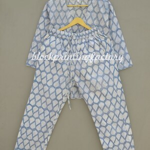 Bomullspyjamaset: Handtryckta blommiga pyjamasplagg bild 2