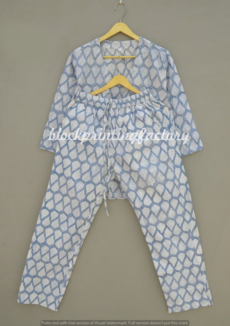 Bomullspyjamaset: Handtryckta blommiga pyjamasplagg bild 2