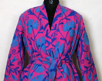 Chaqueta con bordado suzani hecho a mano: abrigo bohemio estilo kimono con flores rosas