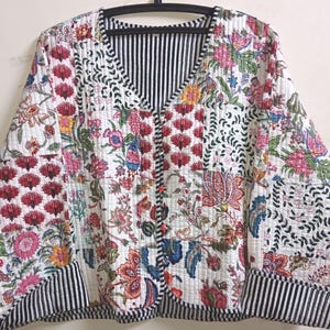Indiaas handgemaakt patchwork gewatteerd katoenen jack: omkeerbaar kort jasje met bloemen boho.