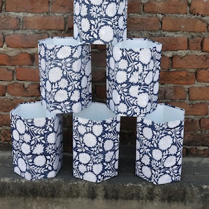 Handgemaakte handgemaakte vuilnisbak, met de hand bedrukt met blokdruk handgemaakt decoratief, kartonnen prullenbak papierafvalbak