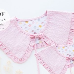 Könnte beinhalten: Zwei rosa Stoffkragen mit gekräuselten Rändern und Bändern. Die Kragen sind aus einem strukturierten Stoff gefertigt und haben einen Blumendruck auf der Innenseite. Der Text "PDF Patterns & Tutorial Mom & Girl" ist in der oberen linken Ecke des Bildes sichtbar.