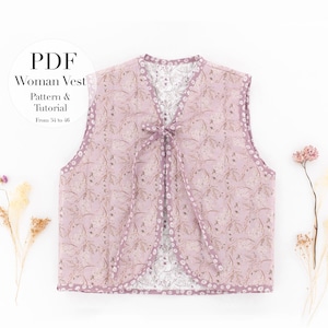 Peut inclure: Un gilet sans manches à motif floral rose et beige, noué à l'avant par un nœud. Le gilet fait partie d'un patron PDF et d'un tutoriel, avec des tailles allant de 34 à 46. Des fleurs séchées sont disposées sur fond blanc.