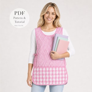 Pode incluir: Um avental de xadrez vichy rosa e branco com decote redondo, laços laterais e um bolso frontal grande. O texto na imagem diz PDF Pattern & Tutorial, Sizes S to XL. O avental é usado sobre uma camisa branca de manga comprida e calças jeans.