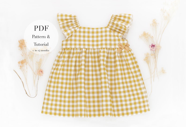 K&ouml;nnte beinhalten: Ein gelbes und wei&szlig;es Gingham-Kleid mit R&uuml;schen&auml;rmeln und einer Schleife an der Seite. Das Kleid ist f&uuml;r Babys und Kleinkinder in den Gr&ouml;&szlig;en 1 bis 24 Monate. Das Bild enth&auml;lt den Text "PDF Pattern & Tutorial".