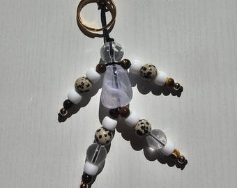 Llavero con dije para bolso, hecho a mano, con cuentas y piedras semipreciosas: ojo de tigre, jaspe dálmata, chapado en oro de 14 k.