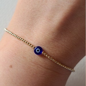 MEHR FARBEN 14k Gold Filled / 925 Sterlingsilber Blau, Grün, Rot Evil Eye Bead elastisches Armband dehnbar 2mm Minimalist