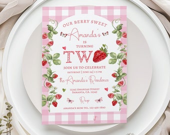 Może przedstawiać: Różowe i białe zaproszenie w kratkę z obramowaniem z truskawek. Zaproszenie zawiera napis "Our Berry Sweet Amanda's is turning Two" i zawiera szczegóły dotyczące przyjęcia urodzinowego.