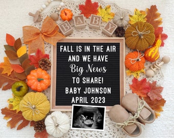 Peut inclure: Une annonce de naissance sur le thème de l'automne avec un tableau à lettres qui indique "L'automne est dans l'air et nous avons de grandes nouvelles à partager ! Bébé Johnson Avril 2023". Le tableau est entouré de feuilles d'automne, de citrouilles et de chaussons de bébé.