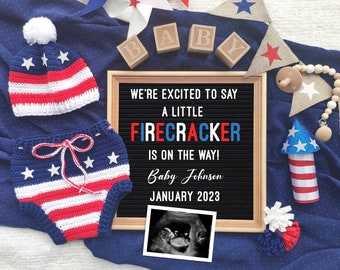 Puede incluir: Anuncio de nacimiento patriótico con gorro y braguita de ganchillo rojos, blancos y azules. Un tablero de letras anuncia "We're excited to say a little firecracker is on the way!" con el nombre y la fecha de nacimiento del bebé. Se incluye una imagen de ultrasonido.